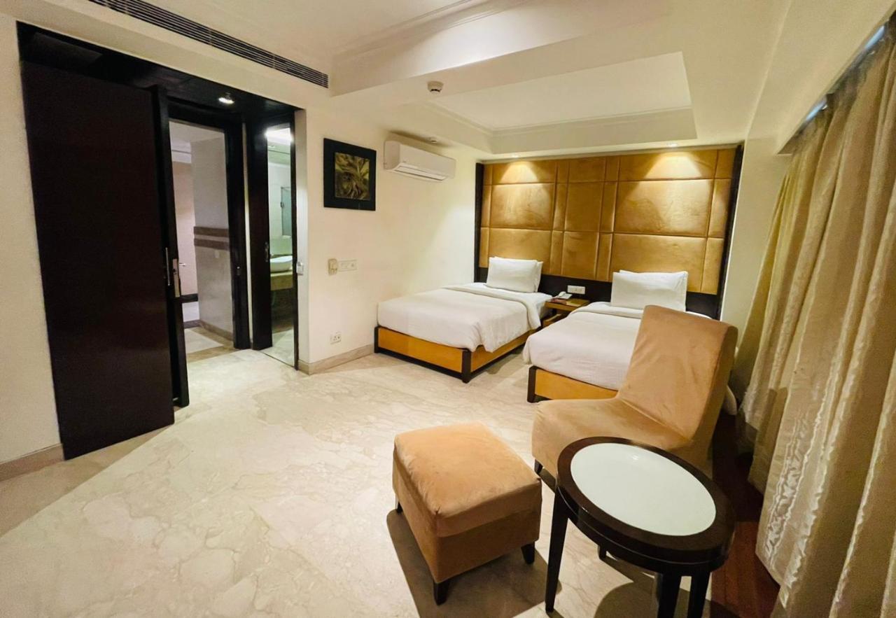 Hotel Venizia Sarovar Portico 4*