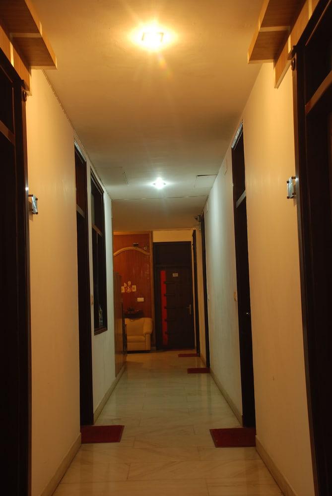 Hotel Baba Deluxe Near Railway Station And Center -by Rcg 3*
