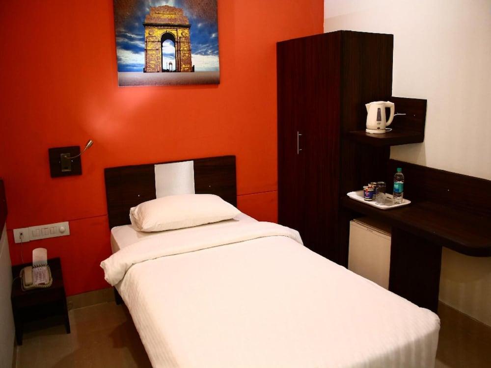 East Delhi Hotel 3*