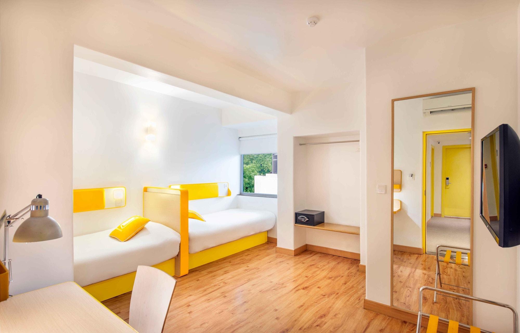 Bloomrooms @ Janpath Hotel 4*