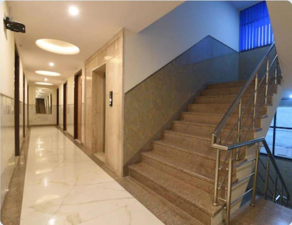Del Near Igi Airport 3*