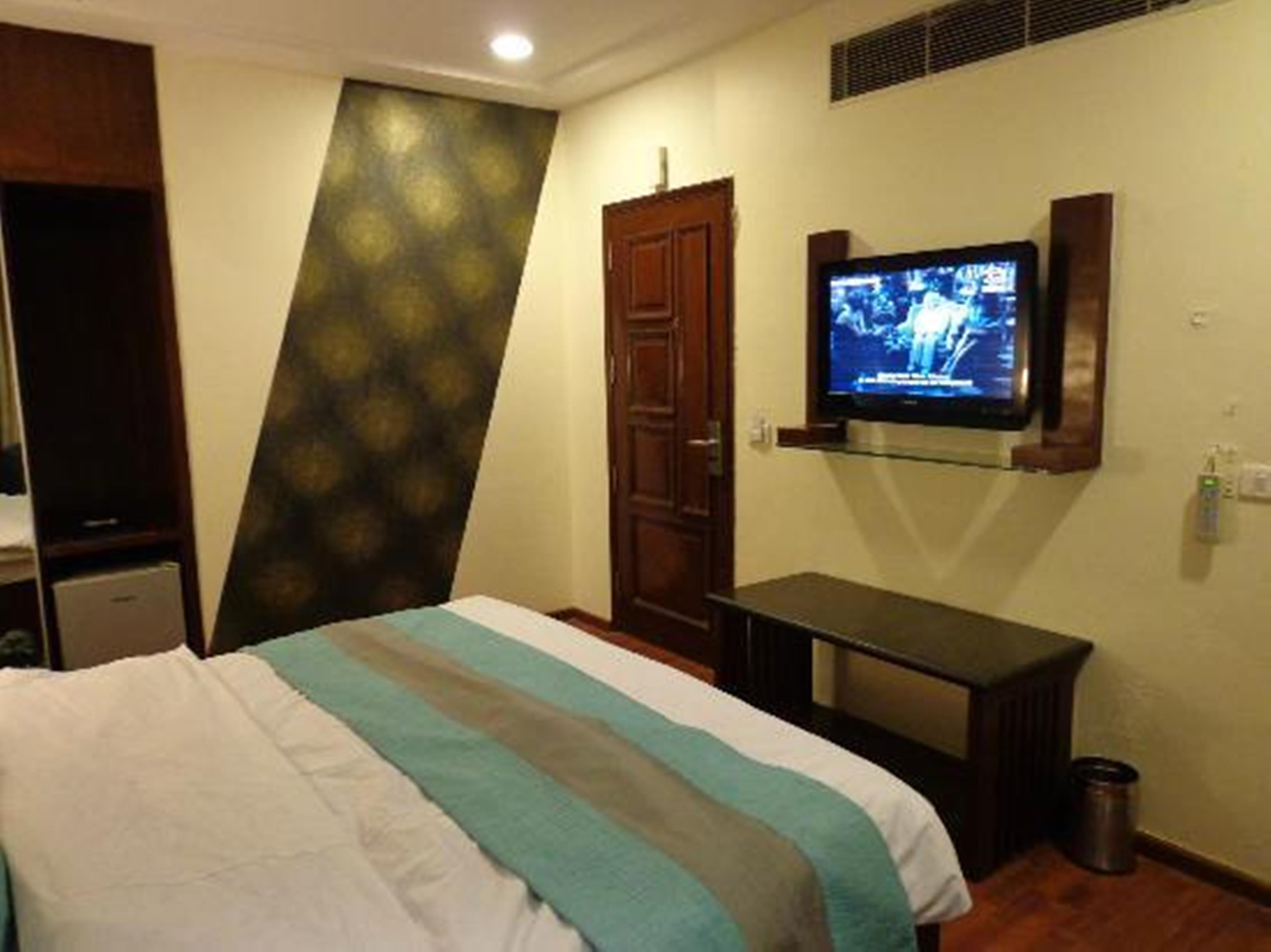 Aura - Railway Station Hotel