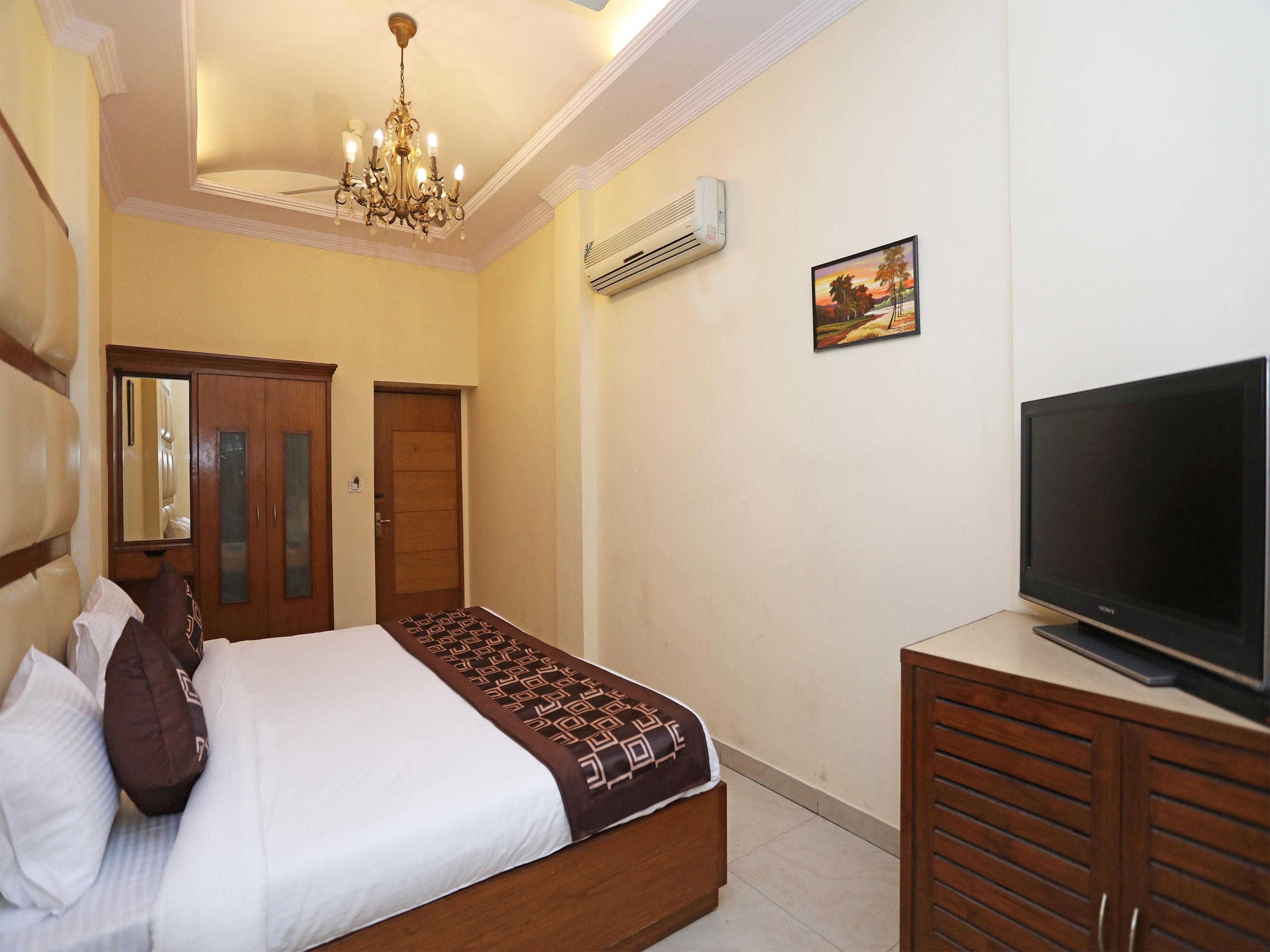 Capital O 10750 Vivek Hotel 3*