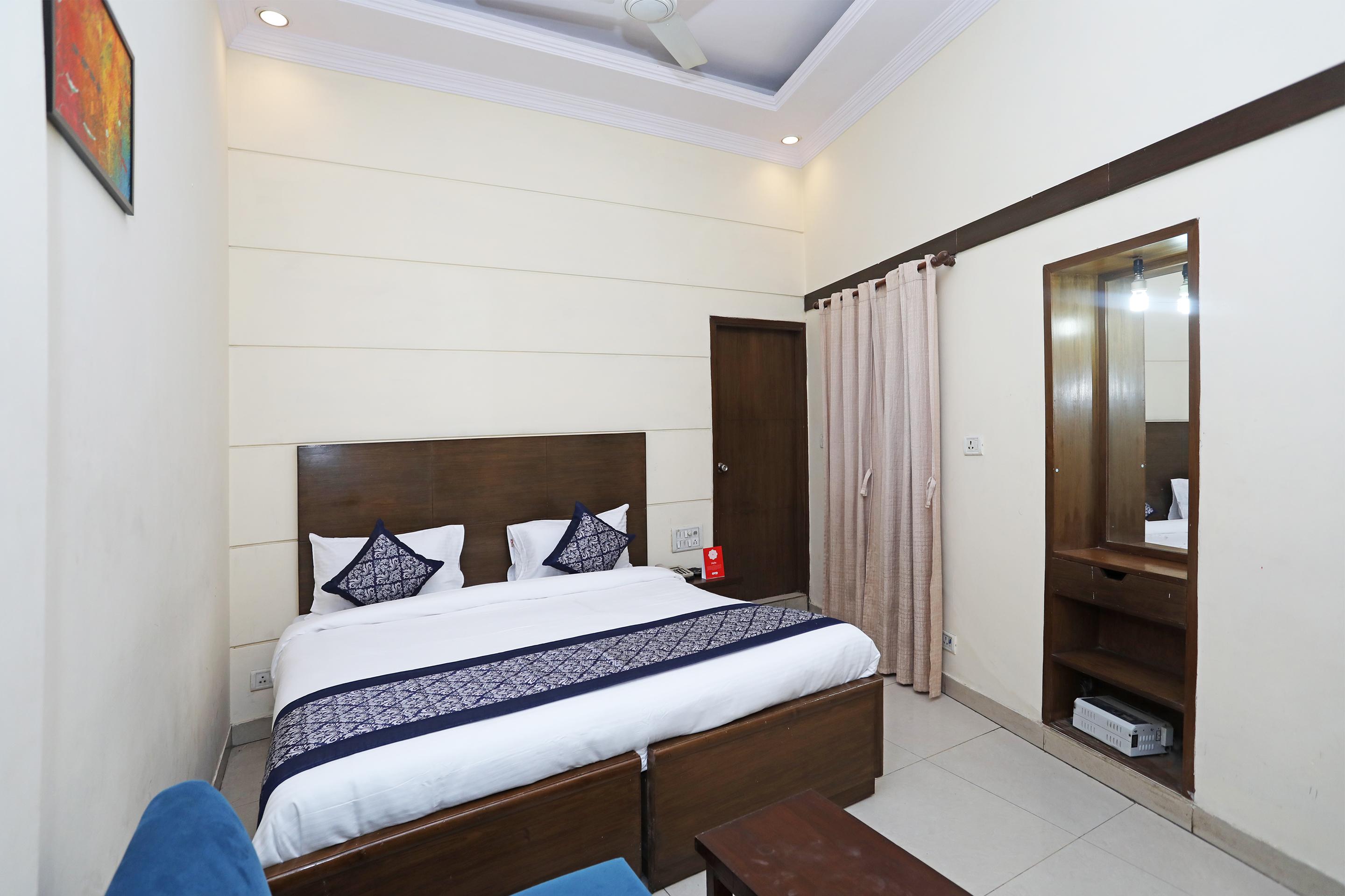 Capital O 10750 Vivek 3*