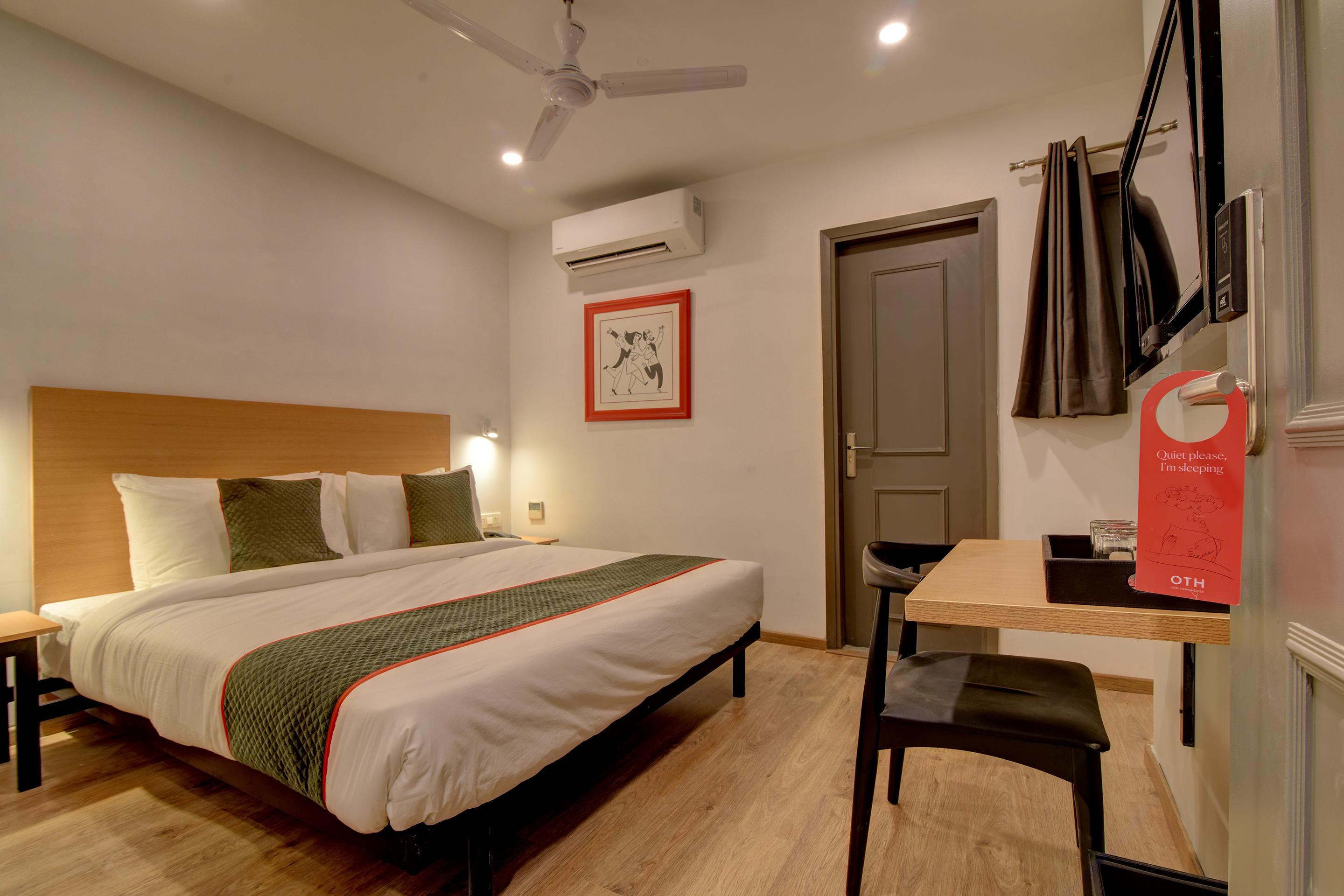 Hotel Oyo Townhouse 117 Punjabi Bagh Near Tdi Mall New Delhi
