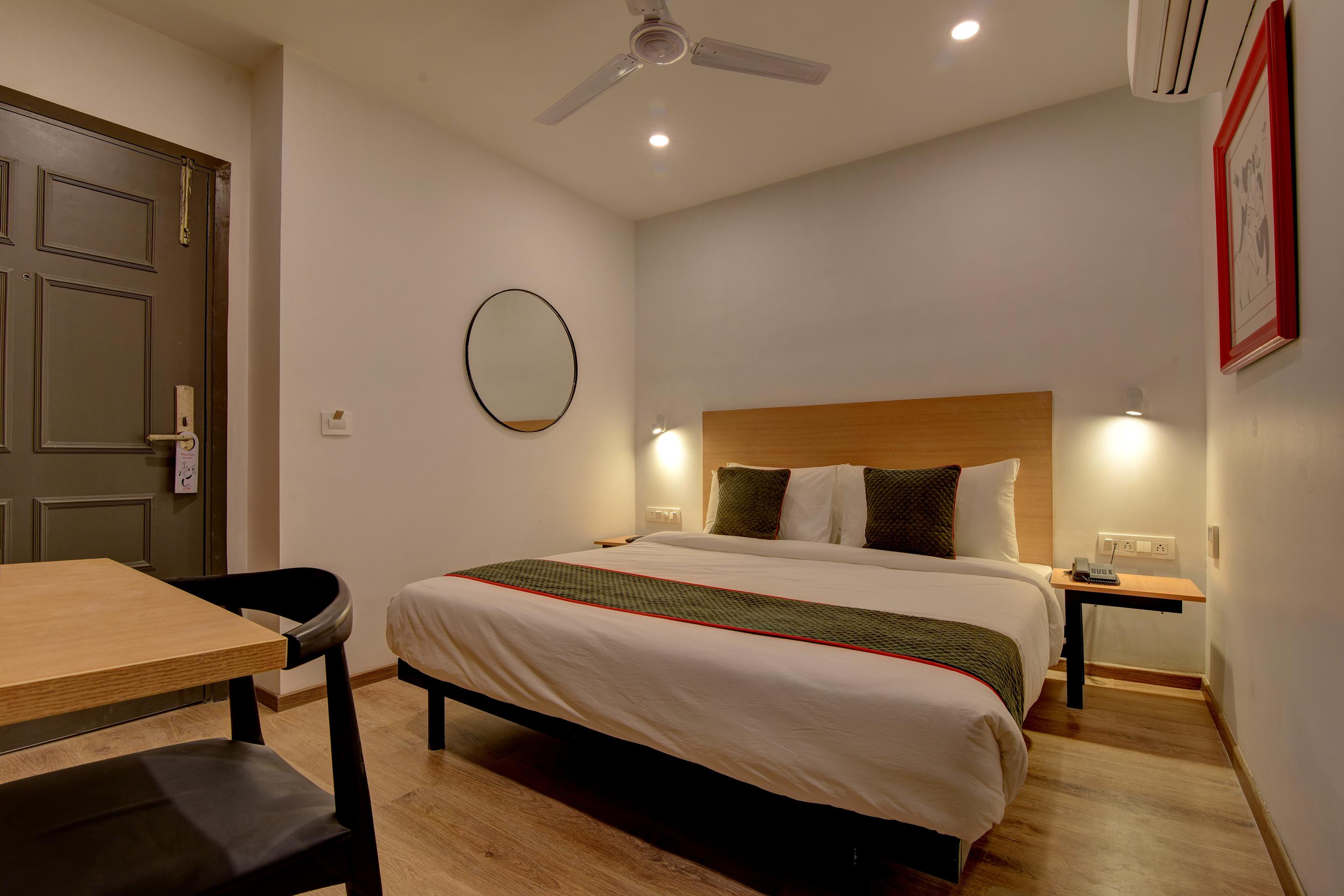 Oyo Townhouse 117 Punjabi Bagh Near Tdi Mall