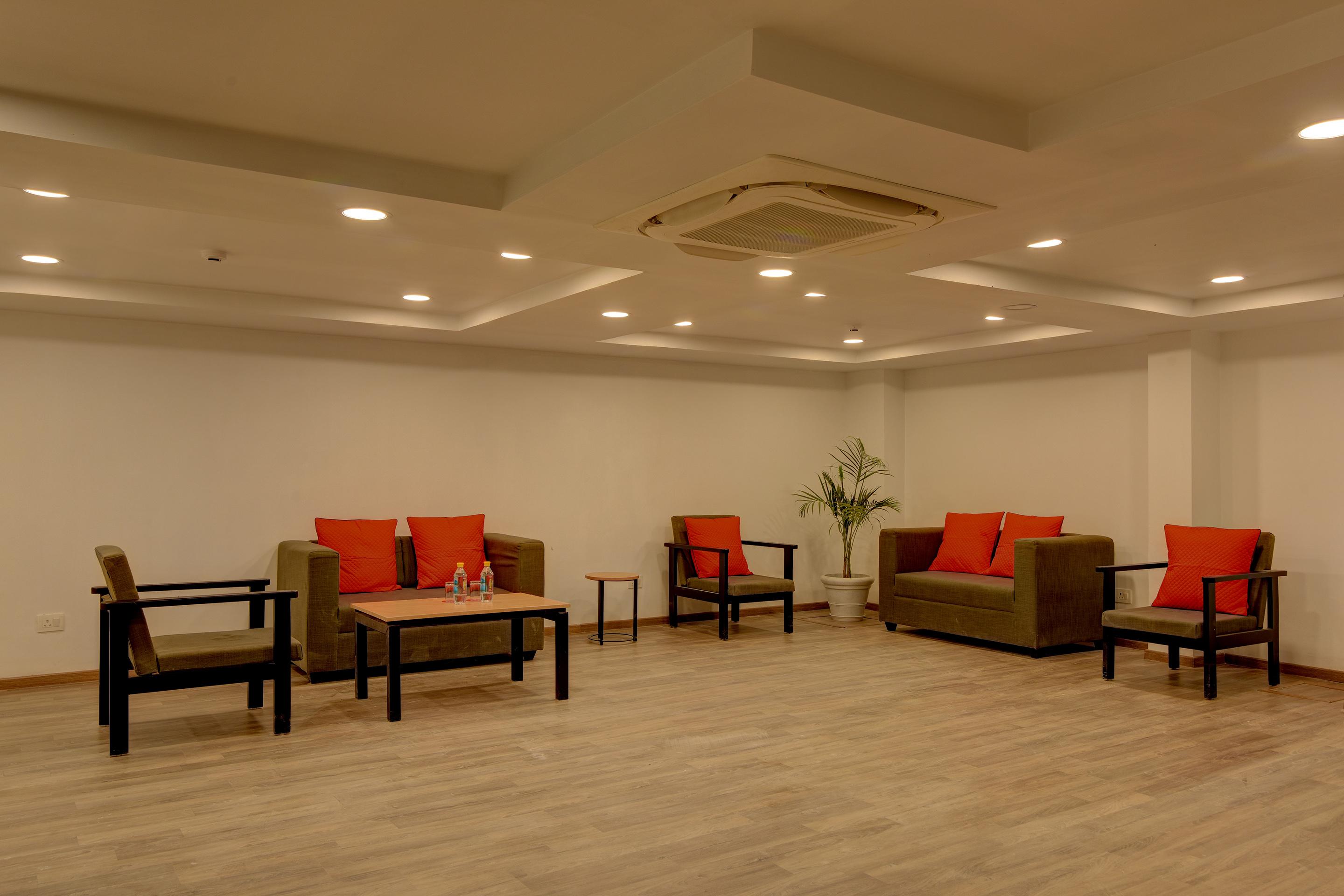 Oyo Townhouse 117 Punjabi Bagh Near Tdi Mall Hotel