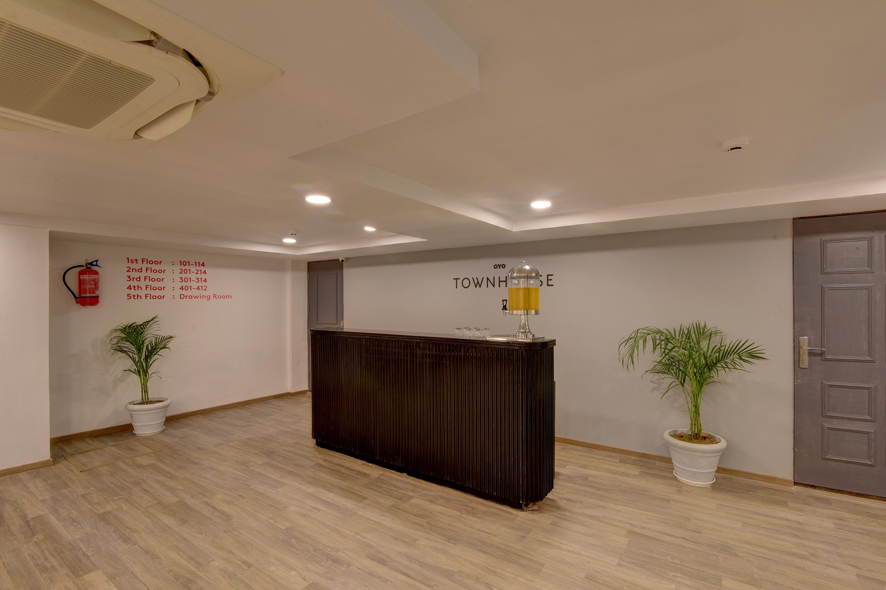 Hotel Oyo Townhouse 117 Punjabi Bagh Near Tdi Mall 4*