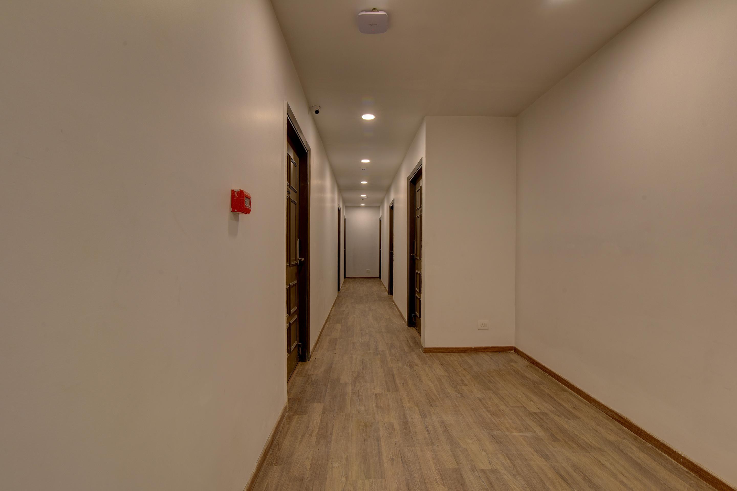 Oyo Townhouse 117 Punjabi Bagh Near Tdi Mall