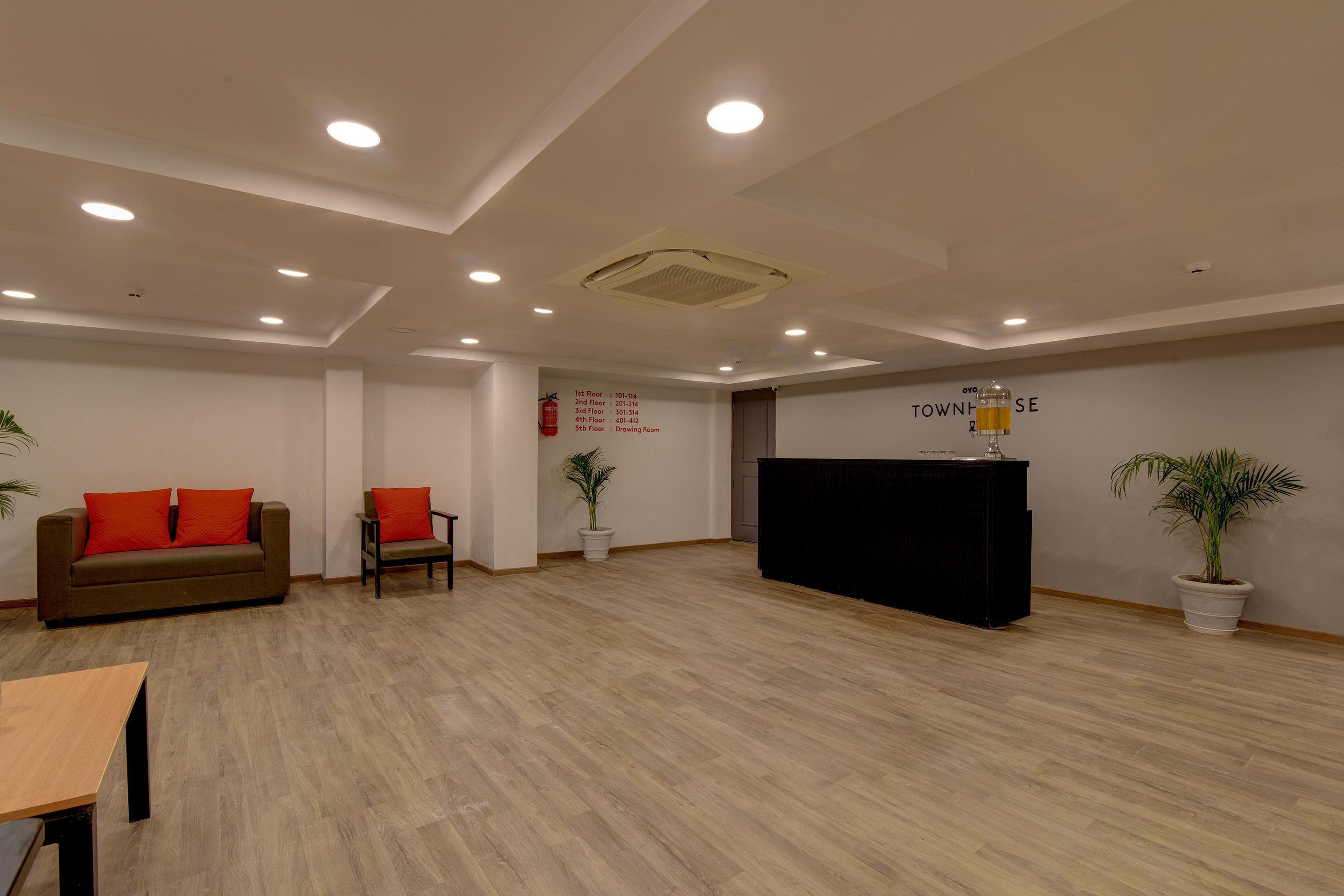 Hotel Oyo Townhouse 117 Punjabi Bagh Near Tdi Mall