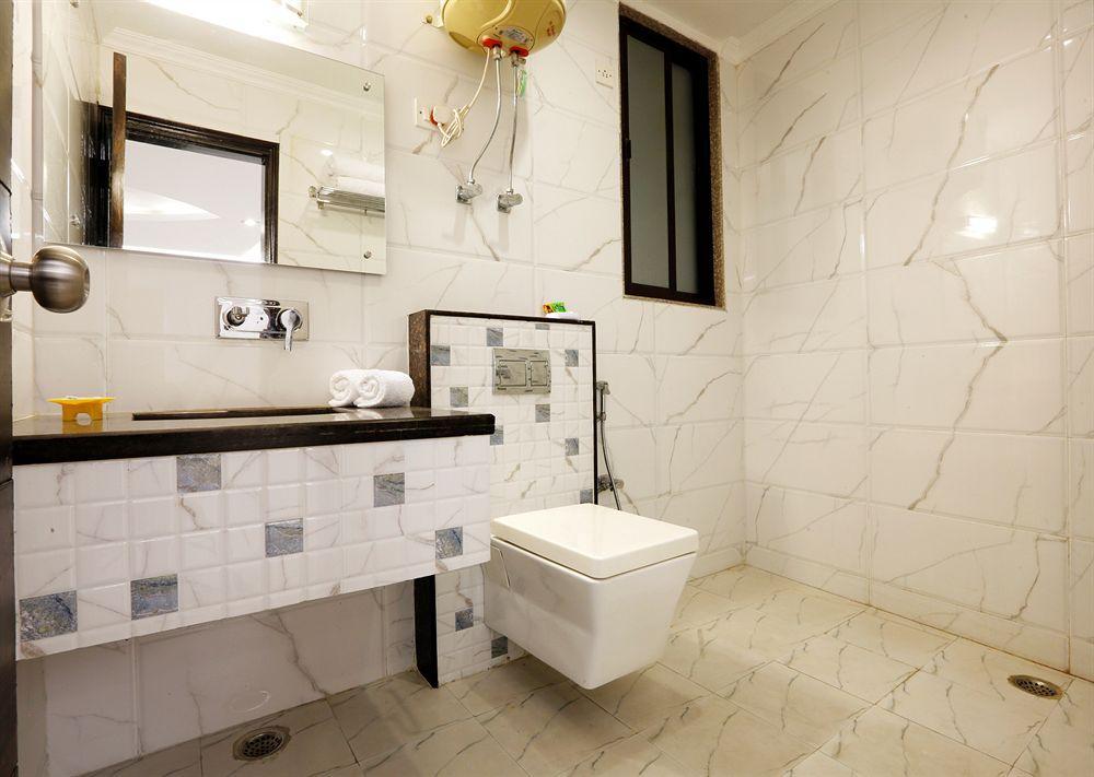 Hotel Townhouse 517 La Sapphire Near Delhi Airport 4*