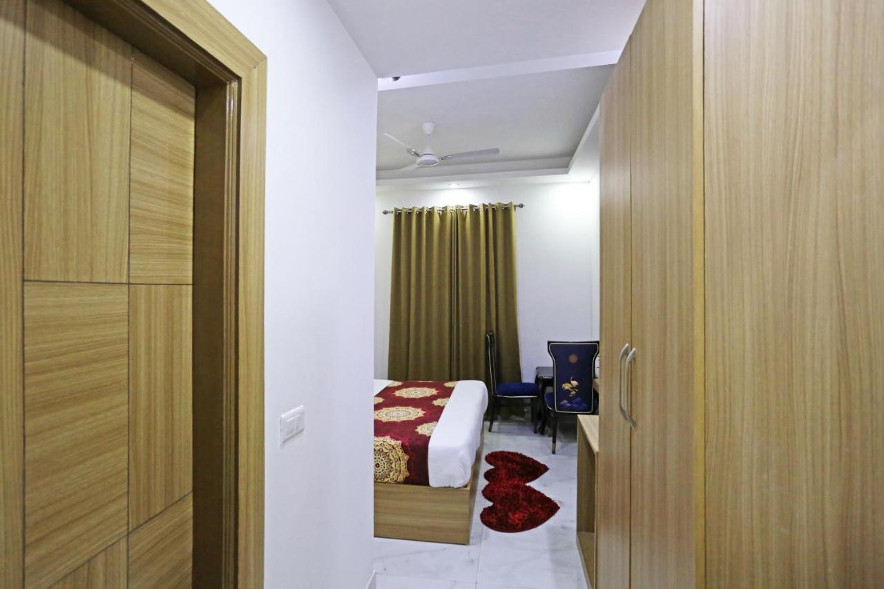 Decent - Delhi Airport 4*