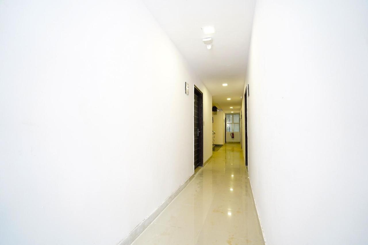 Hotel Oyo Discovery Near New Ashok Nagar Metro Station 3*