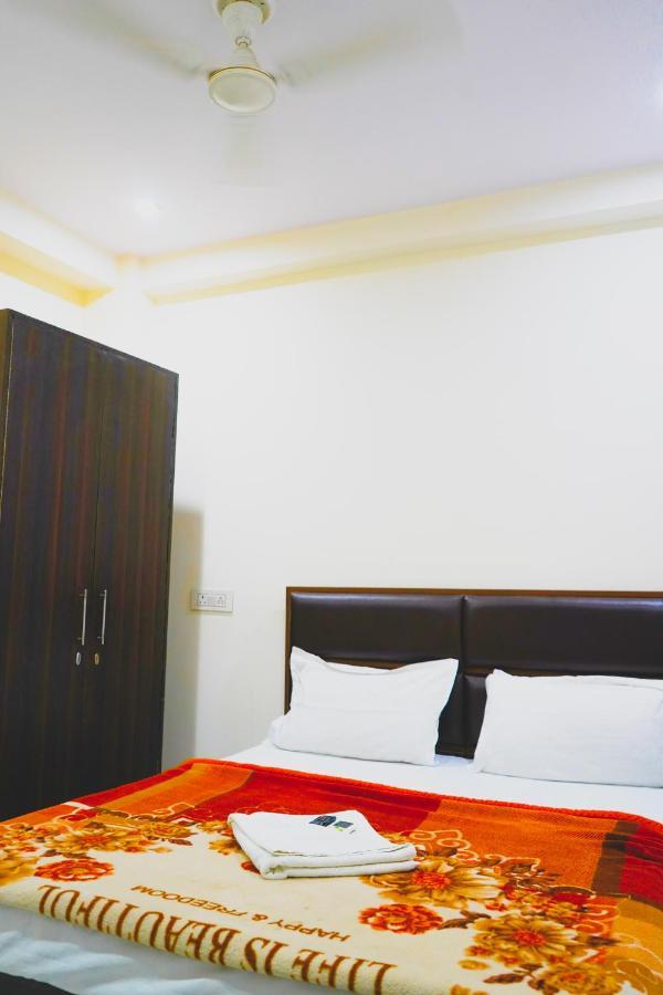 Hotel Roomshala 072 Starlight New Delhi