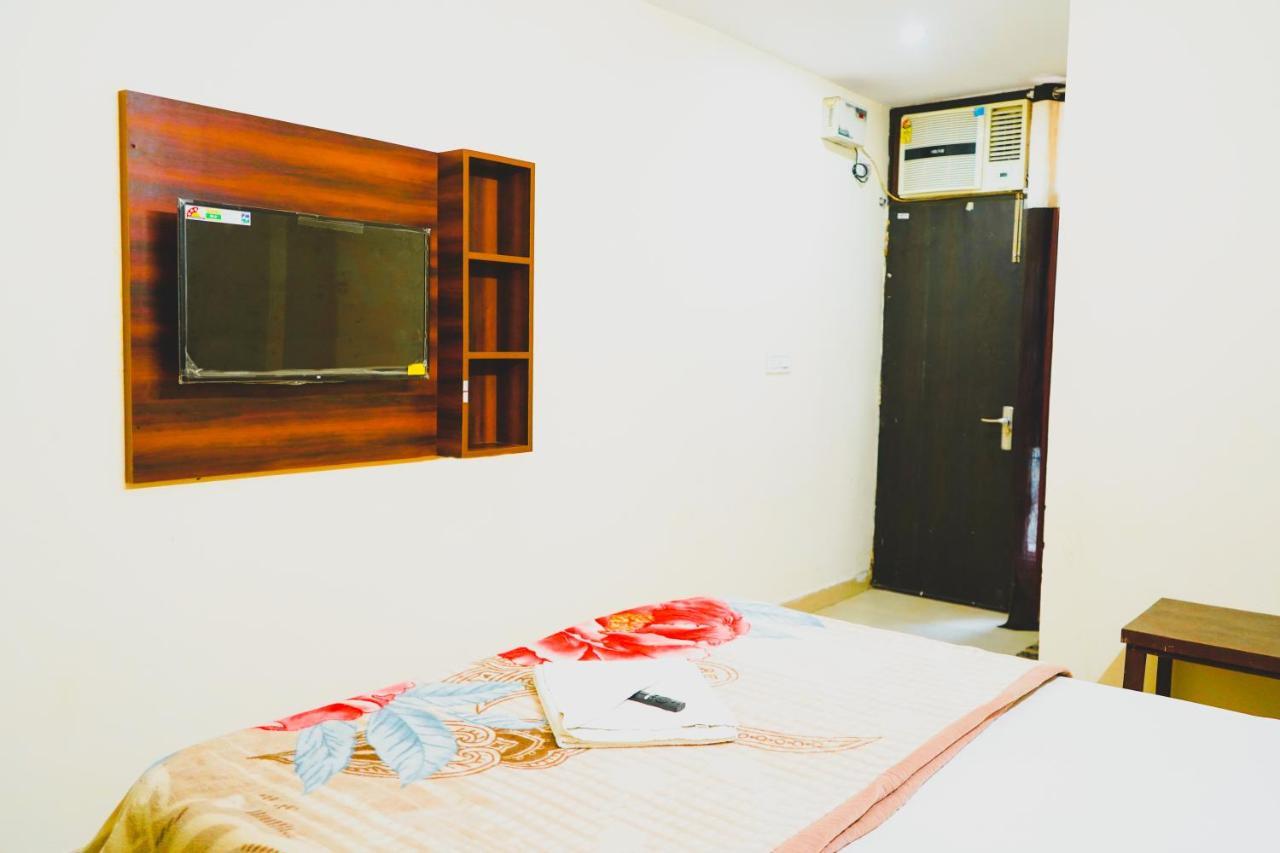 Roomshala 072 Starlight New Delhi