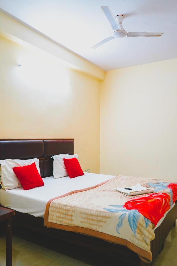 Roomshala 072 Starlight New Delhi