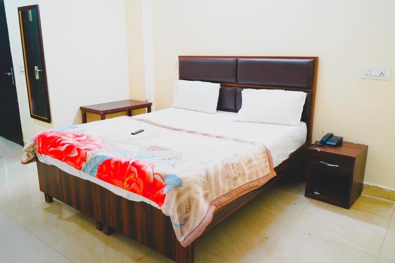 Roomshala 072 Starlight Hotel 3*