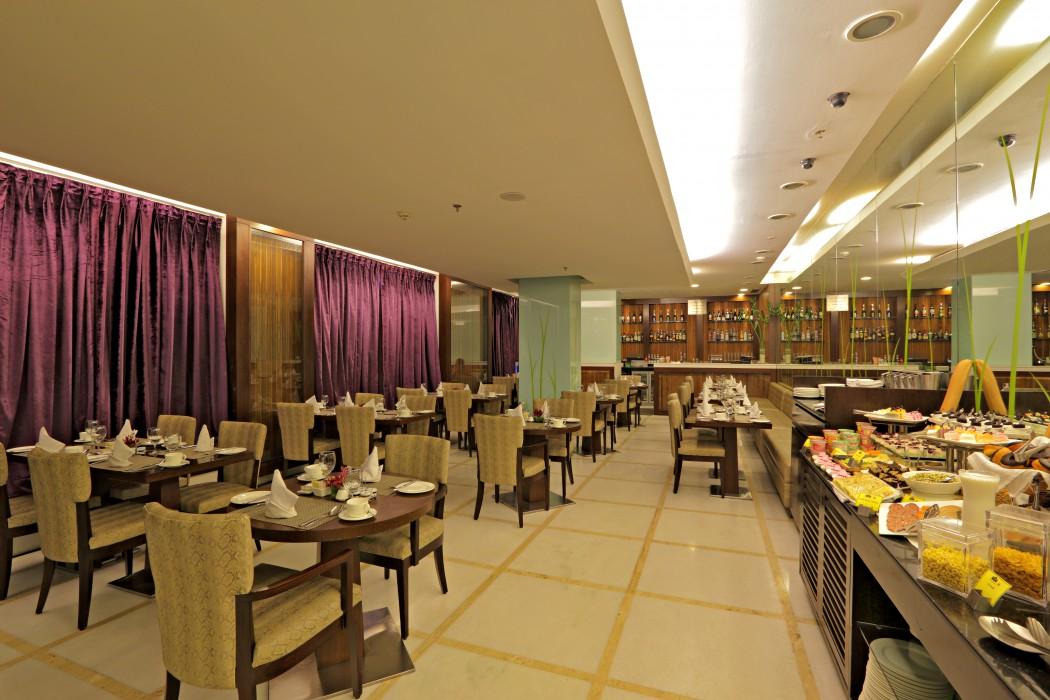 Hotel Zone Connect By The Park Saket 5*