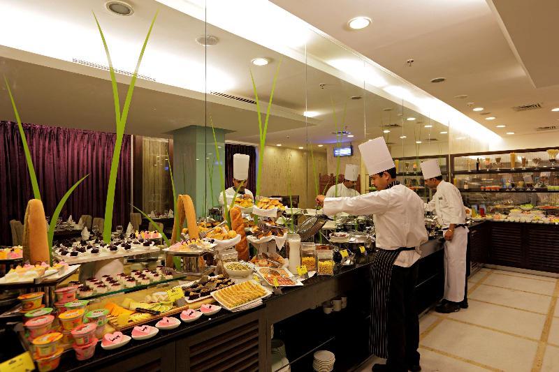 Hotel Zone Connect By The Park Saket 5*