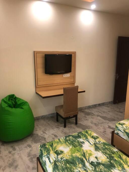 Bo-teak Private Floor - Dwarka * New Delhi