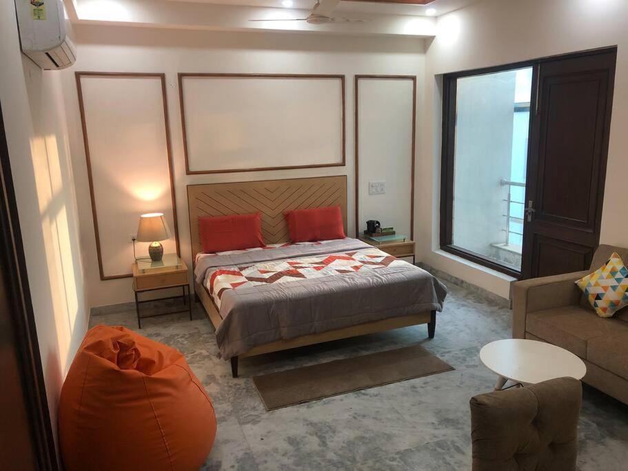 Bo-teak Private Floor - Dwarka *