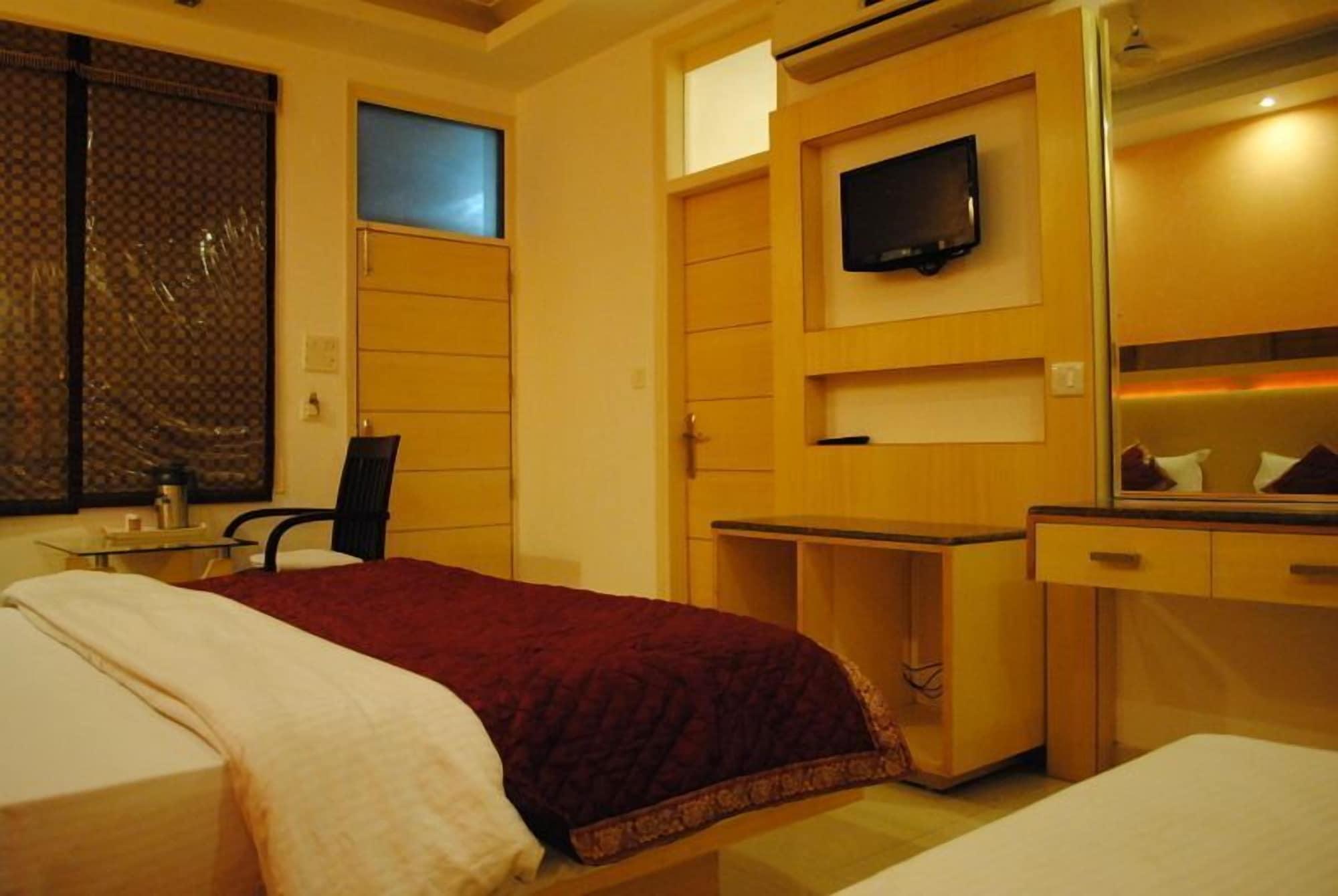 Baba Deluxe Near Railway Station And Center -by Rcg Hotel