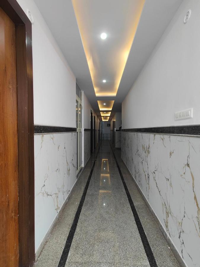 Hotel D'capitol Suites Delhi Aerocity 4*