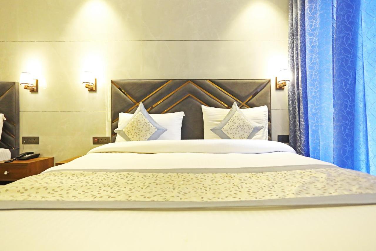 Preet 05 Mints Walking Distance Nizamuddin Railway Station New Delhi