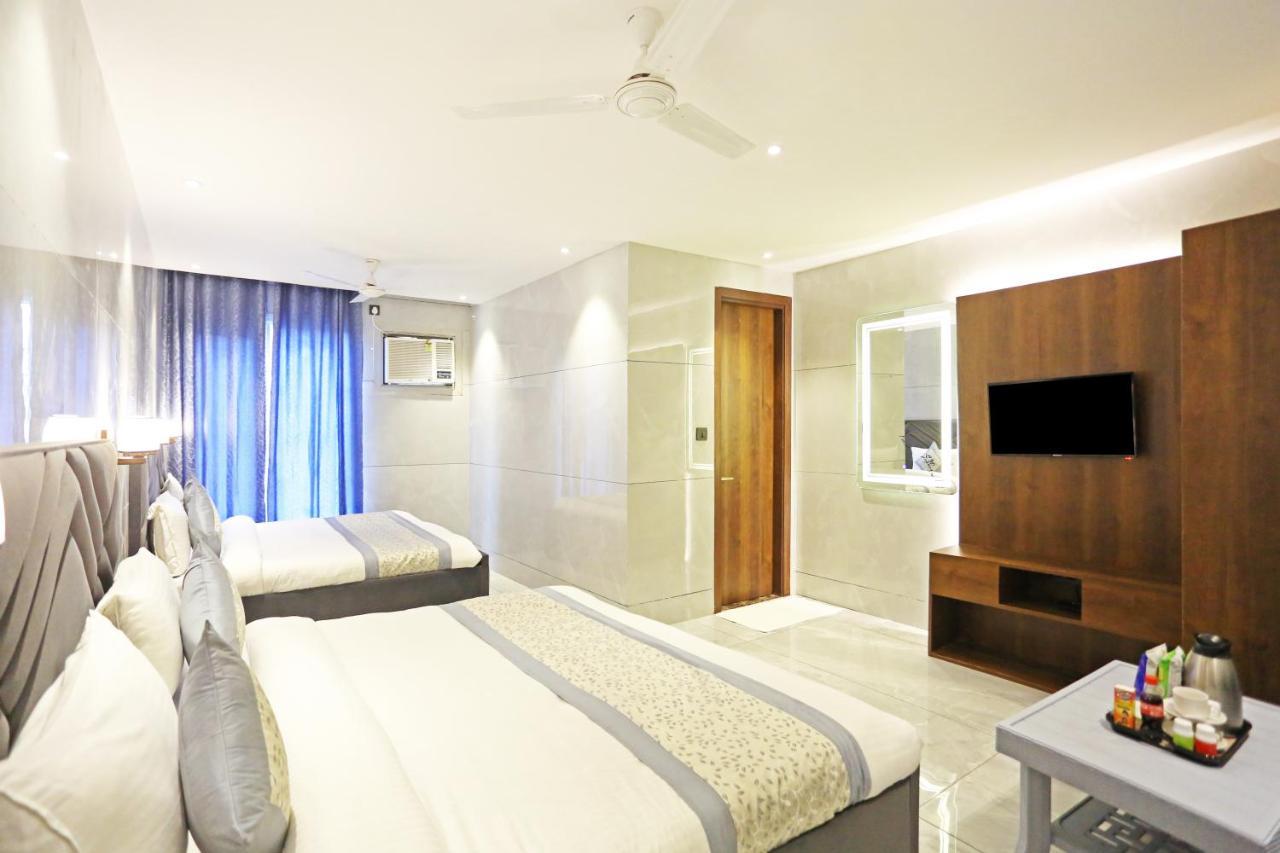 Preet 05 Mints Walking Distance Nizamuddin Railway Station 4*