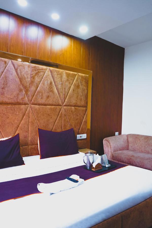 Roomshala 004 Mannat - Shalimar Bagh Hotel New Delhi