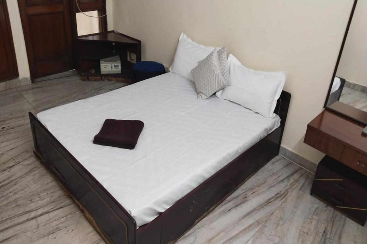 Hotel Greenleaf And Suites, Kalkaji 3*