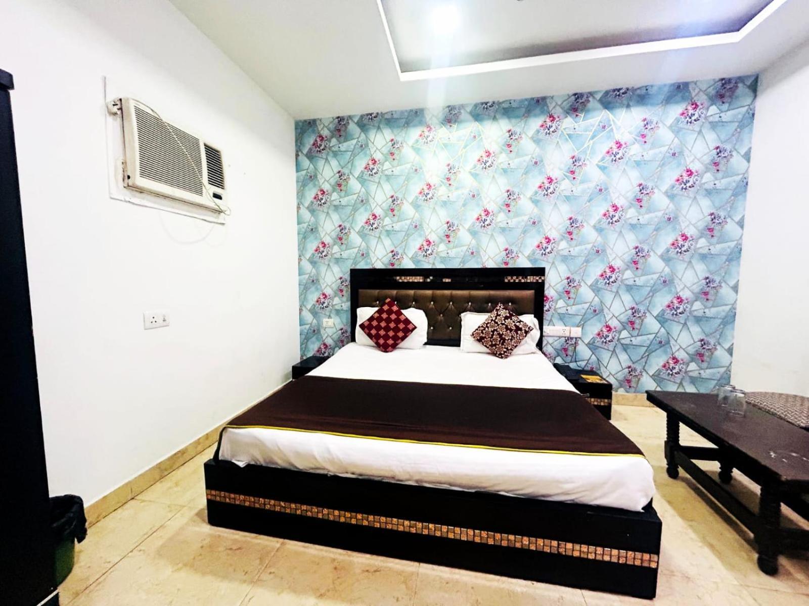 Hotel Ashoka Palace Near Igi Airport 4*