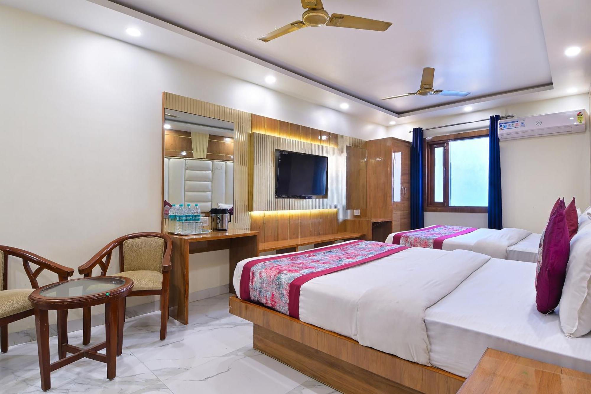 Glow Paharganj-3 Mins Walk From Railway Station New Delhi