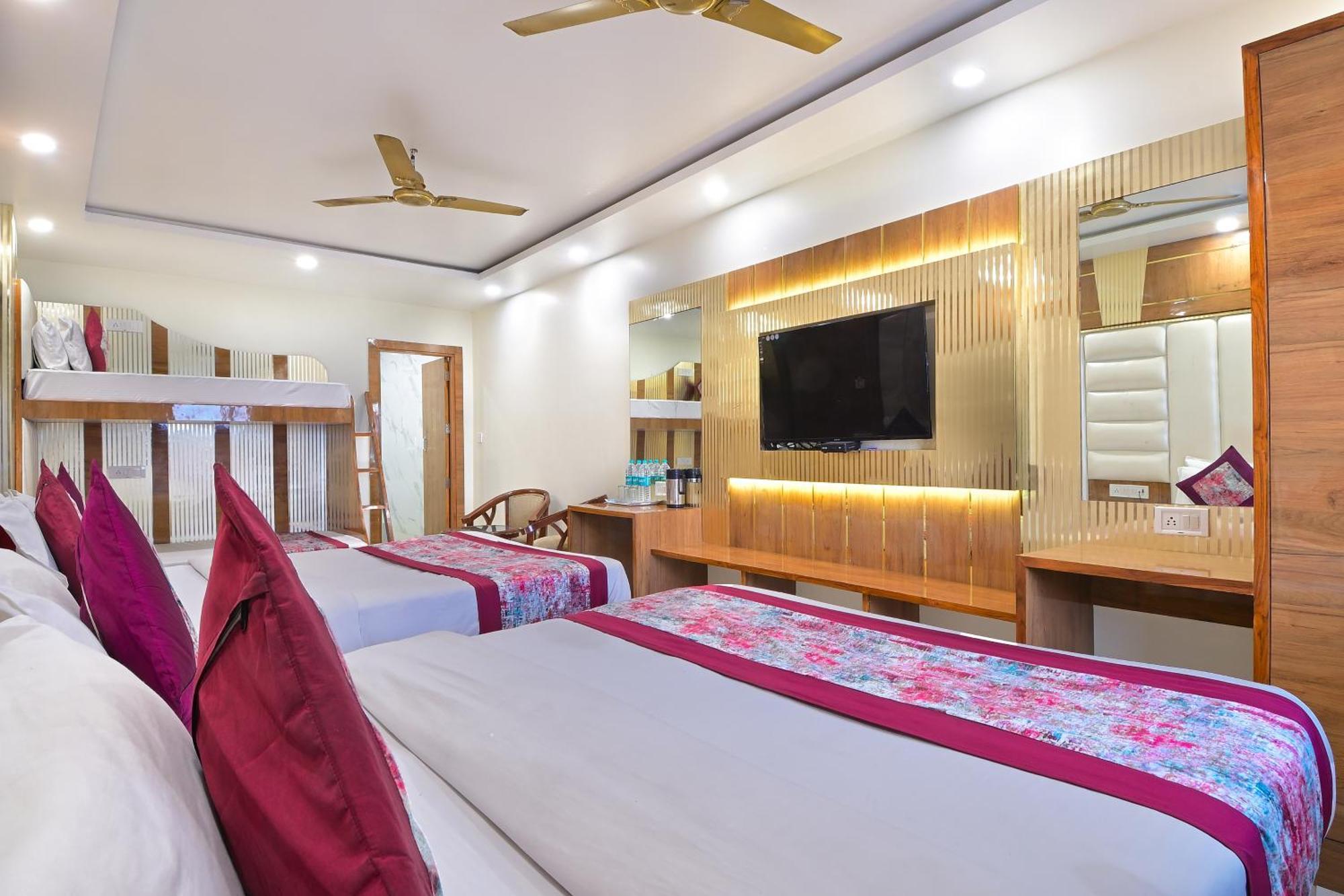 Glow Paharganj-3 Mins Walk From Railway Station