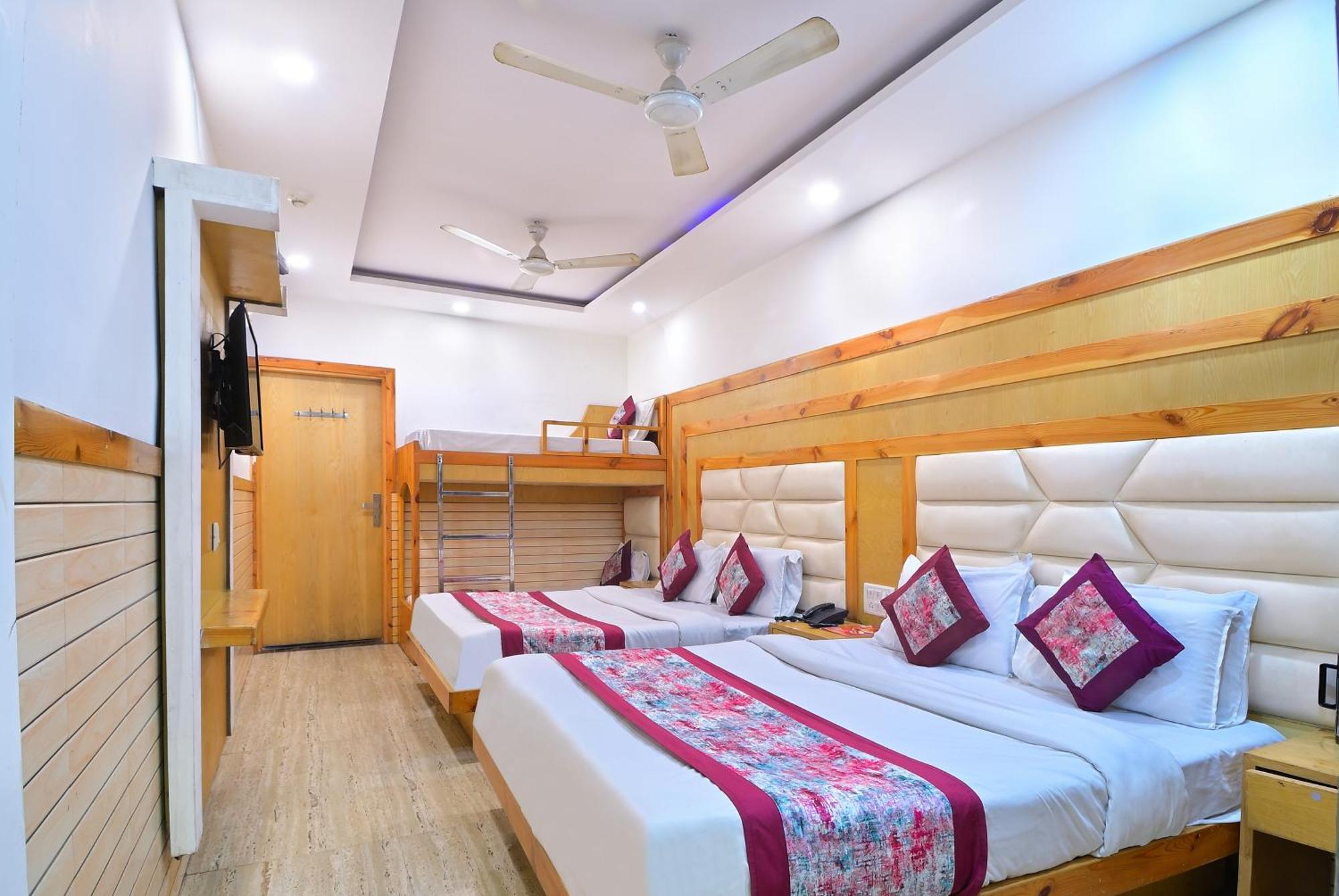 Glow Paharganj-3 Mins Walk From Railway Station New Delhi
