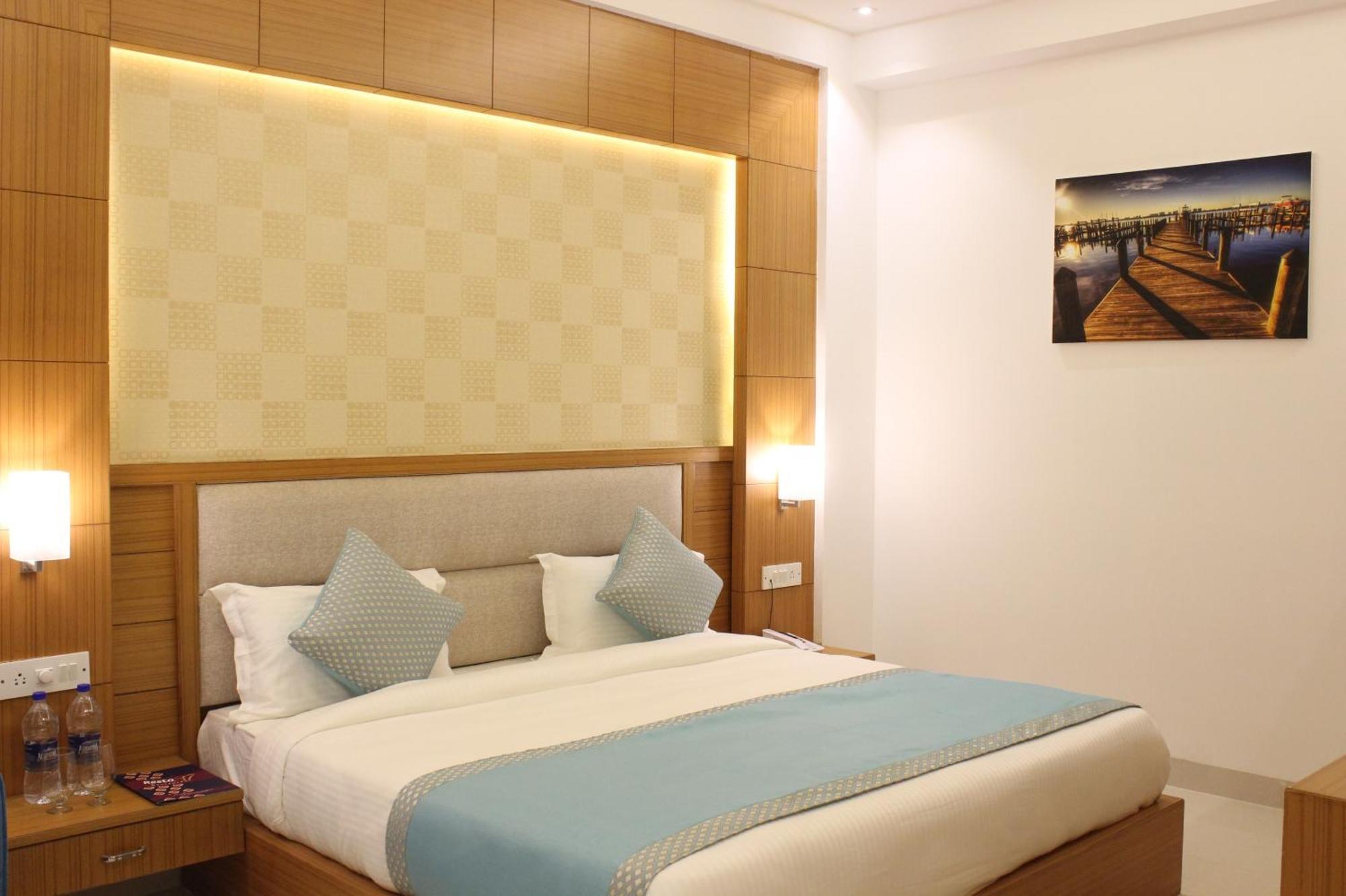 Hotel Transit Near Delhi Airport 3*
