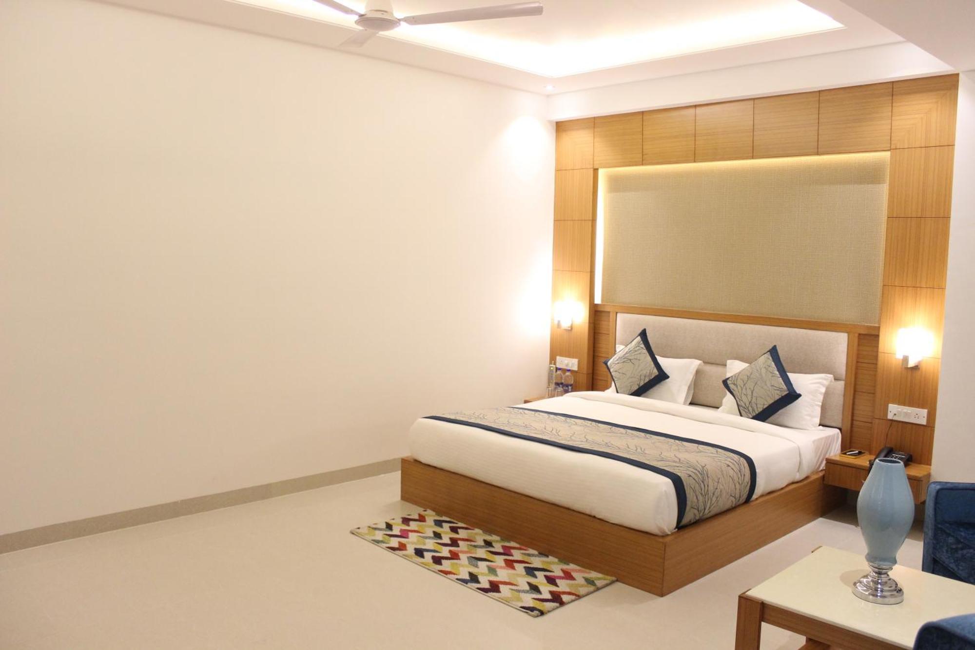 Hotel Transit Near Delhi Airport 3*