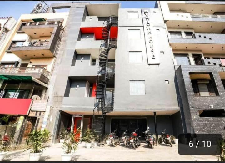 Hotel The Chaitanya Rohini Near Metro Station Sector 18 3*