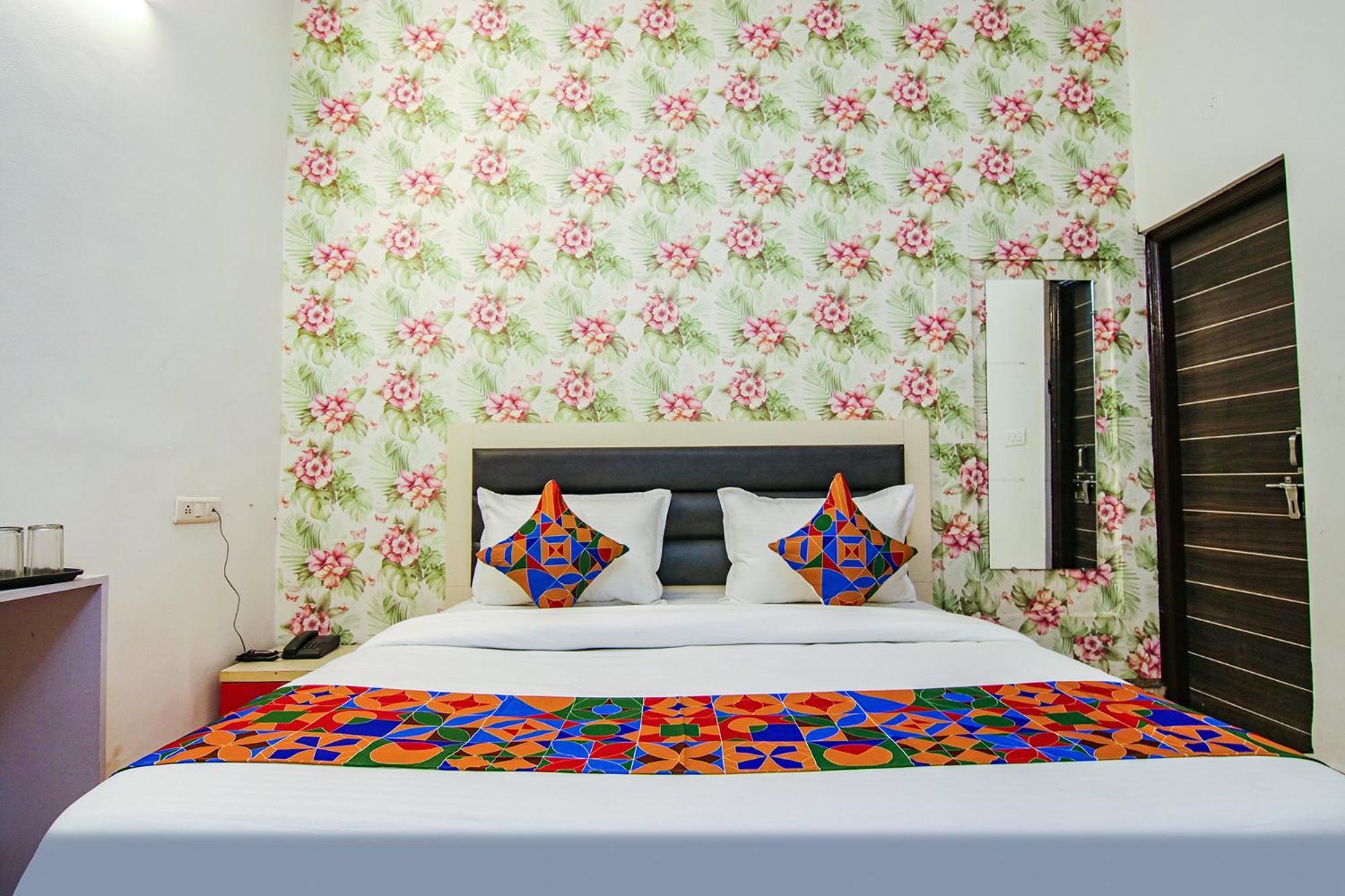 Hotel Fabexpress Gross Plaza New Delhi