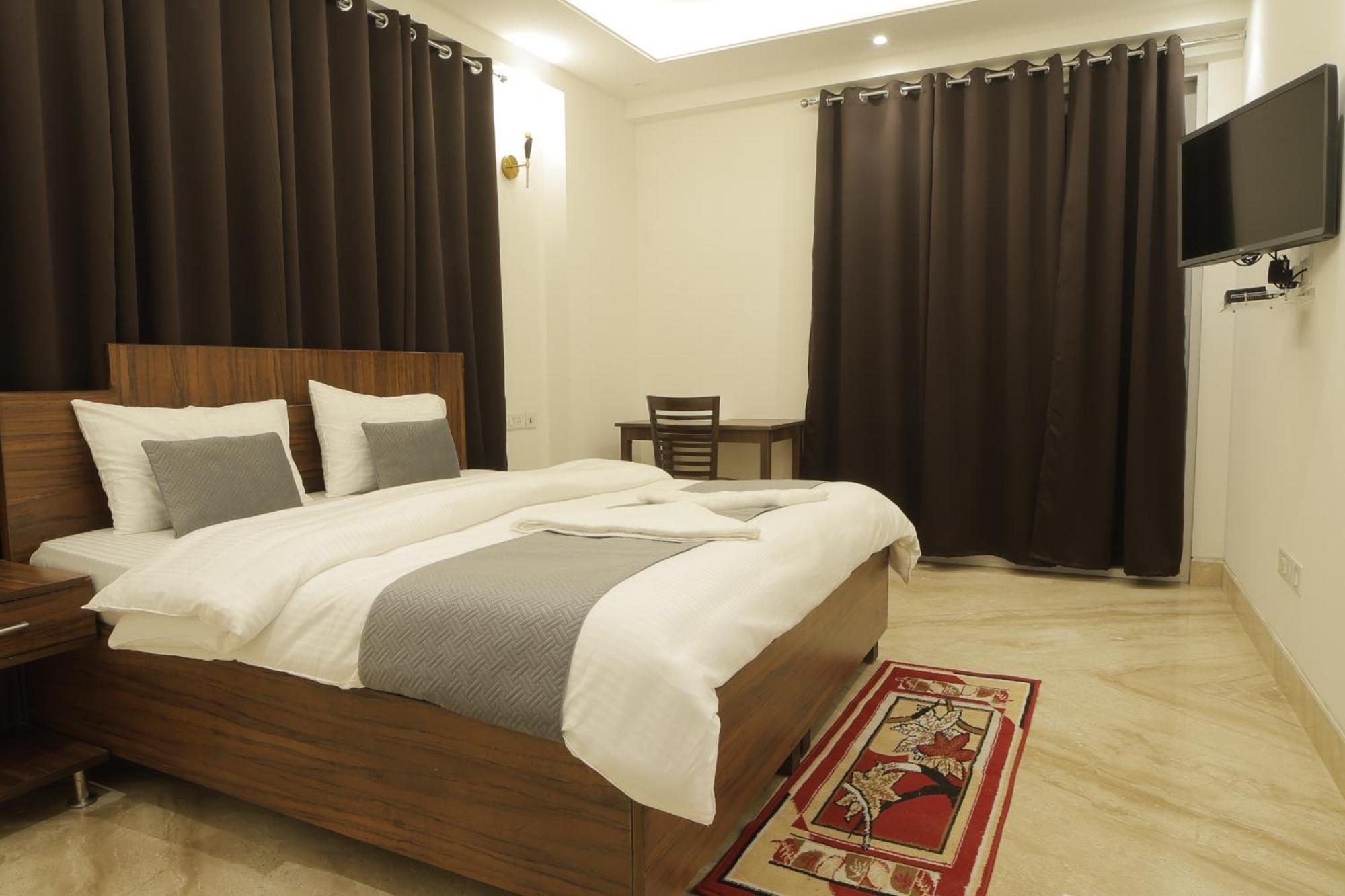Under My Roof Superio 3* New Delhi