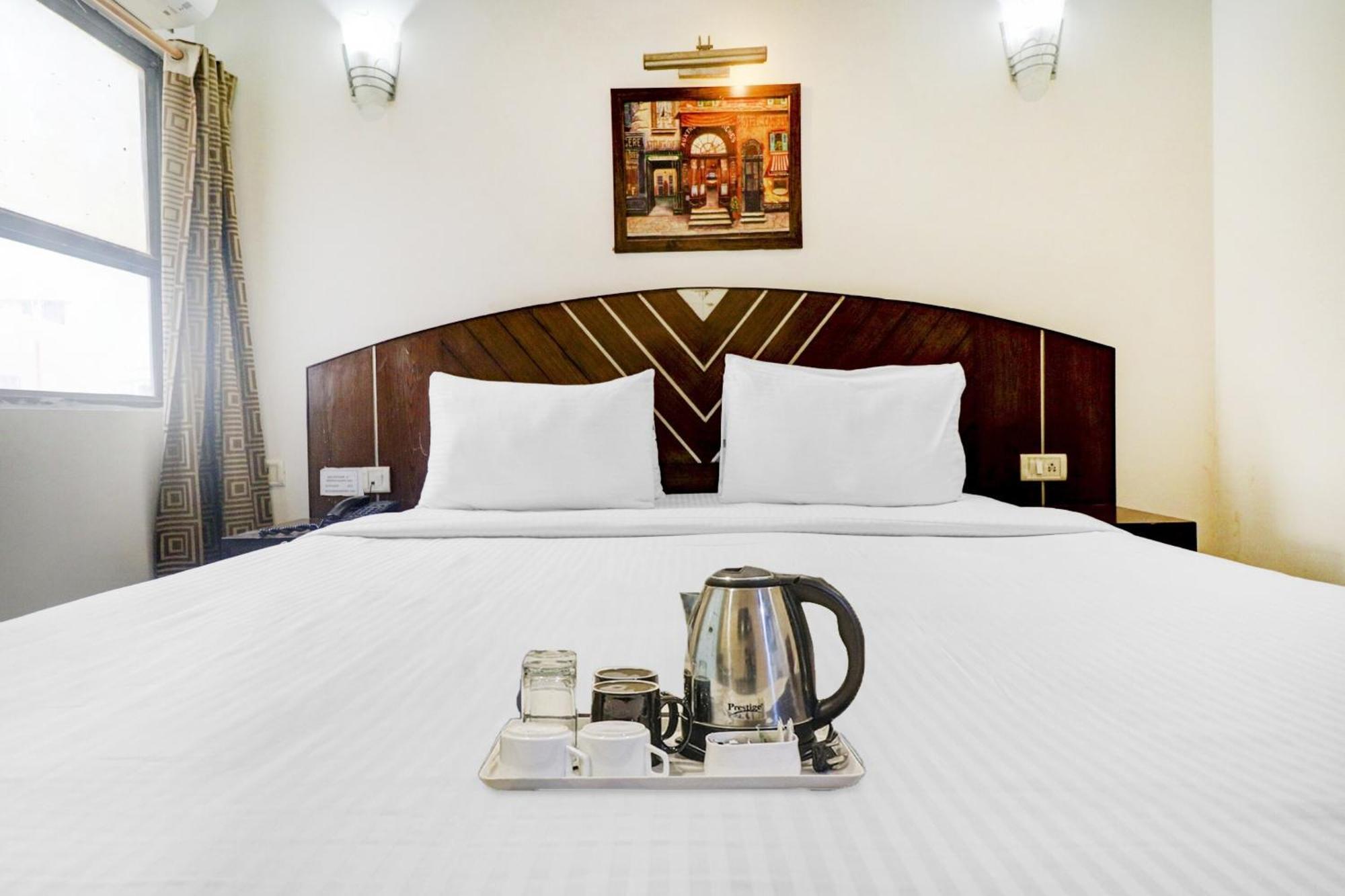 Hotel Townhouse 517 La Sapphire Near Delhi Airport 4*