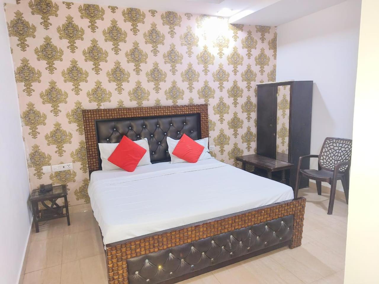 Ashoka Palace Near Igi Airport Hotel 4*
