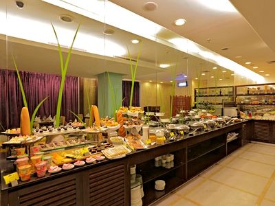 Hotel Zone Connect By The Park Saket 5*