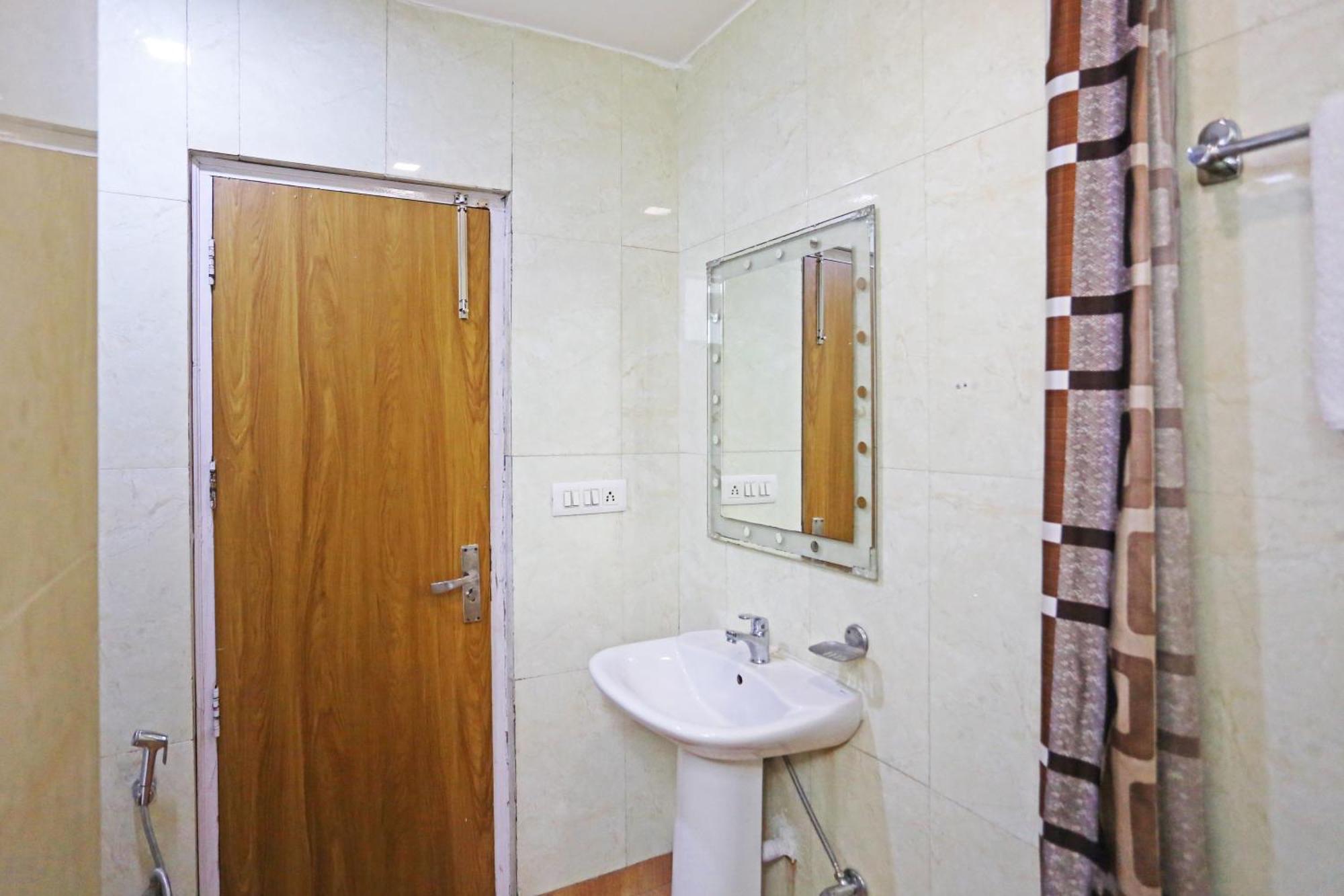 Hotel Preet Palace -5 Mints Walk From Nizamuddin Railway Station New Delhi