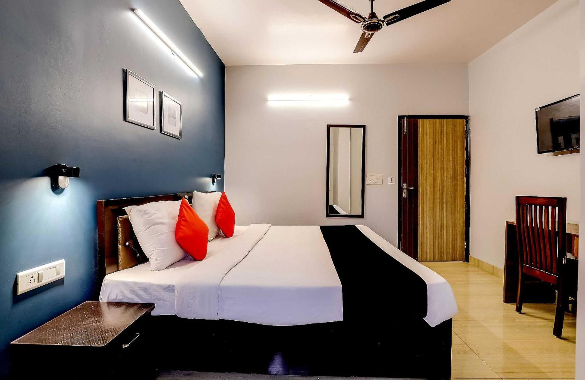 Collection O 71756 Silver Arrow Near Pacific Mall Tagore Garden Hotel 3*
