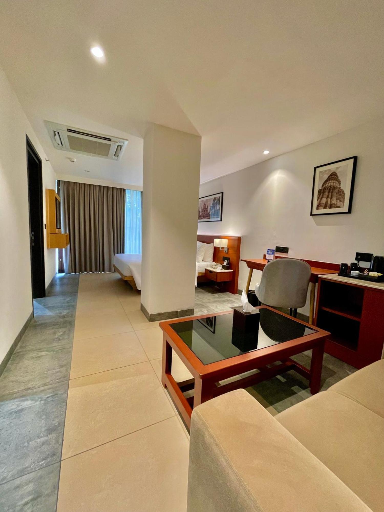 Western Maharani Bagh Hotel Nova Deli