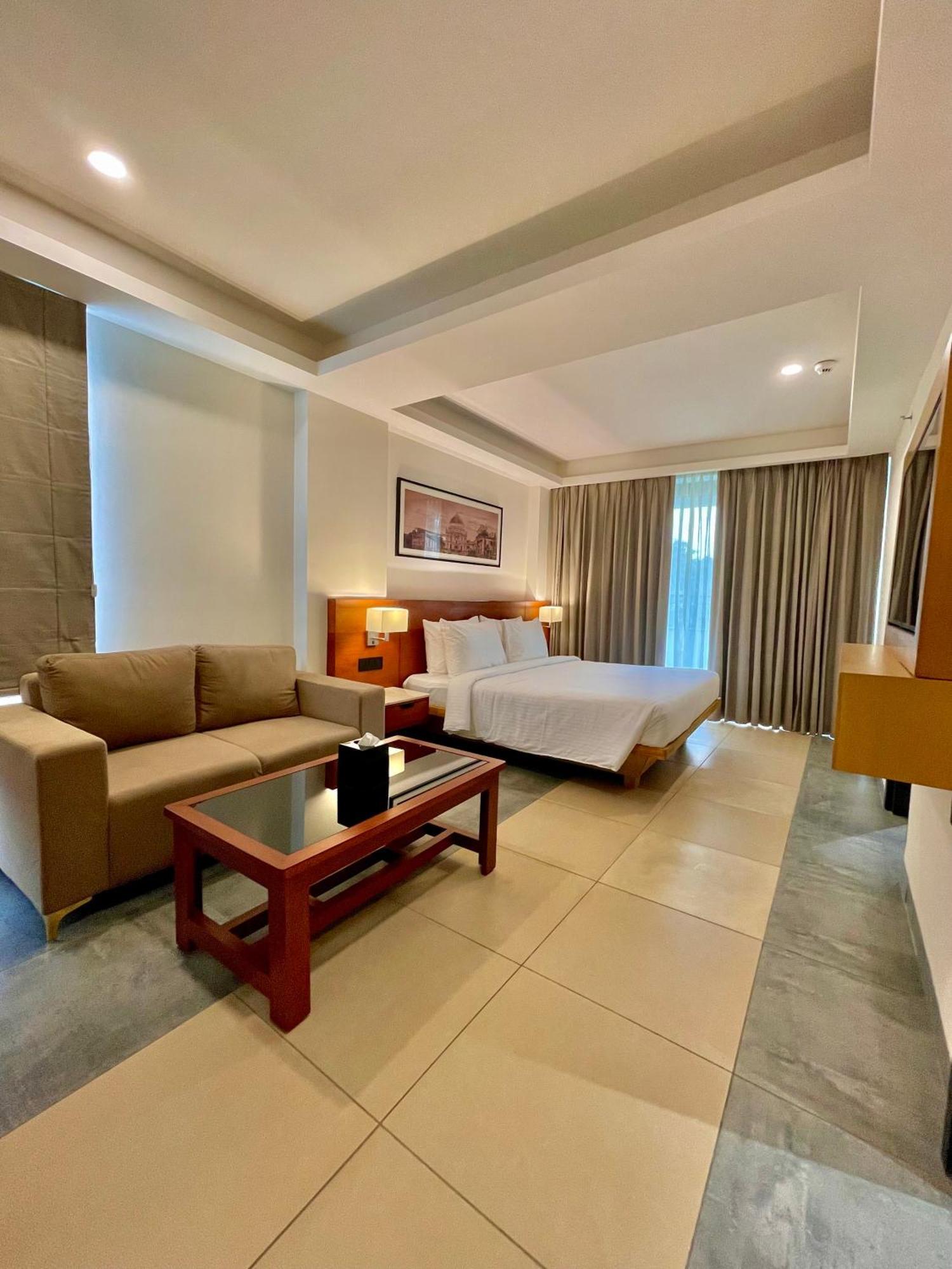 Hotel Western Maharani Bagh 4*