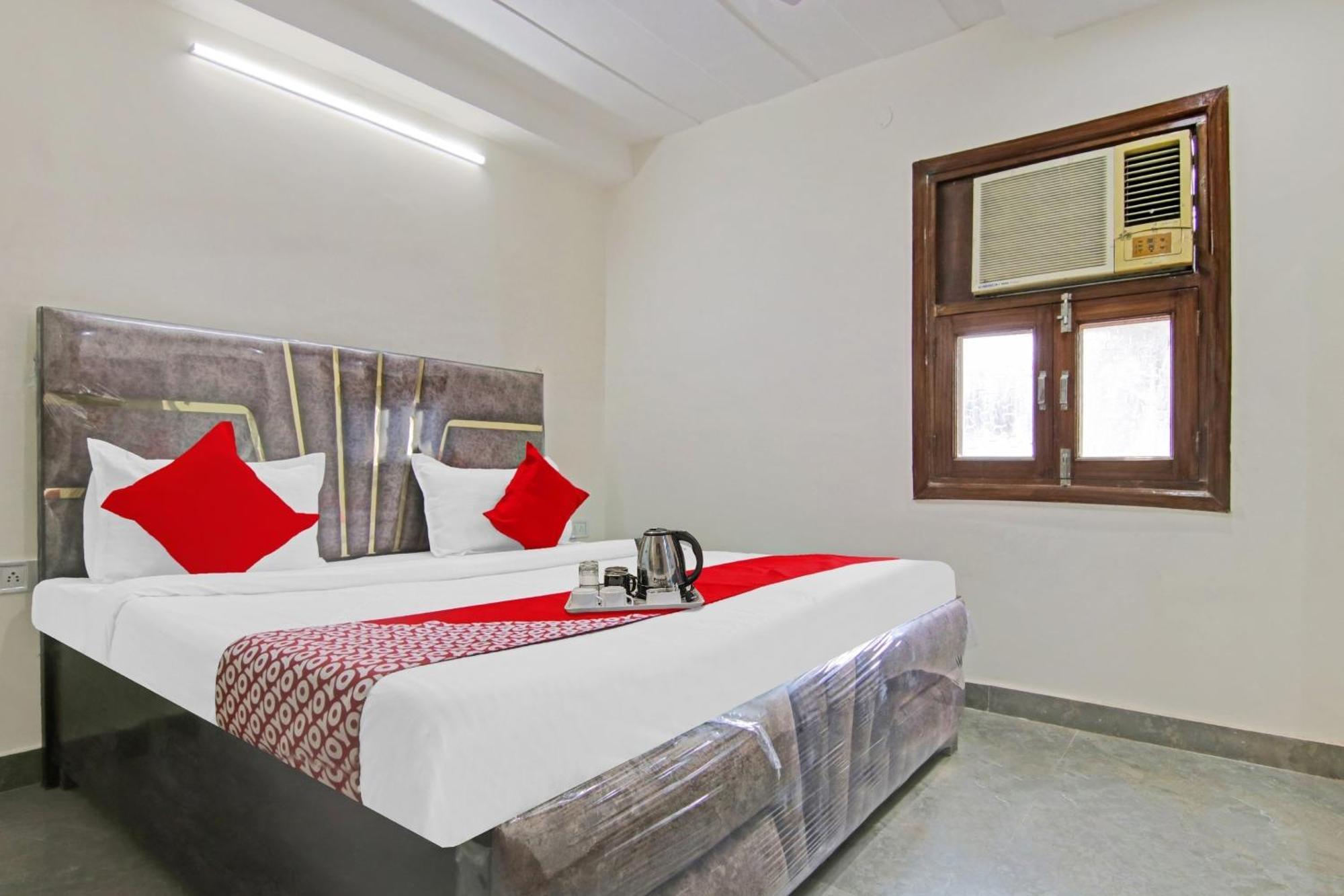 Hotel O King Near Tdi Mall