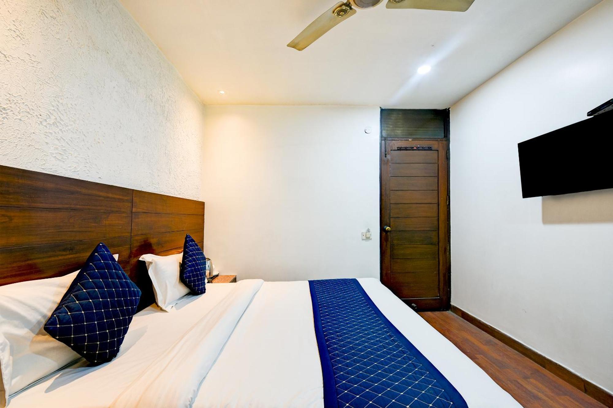 Hotel The Raj At Railway Station New Delhi