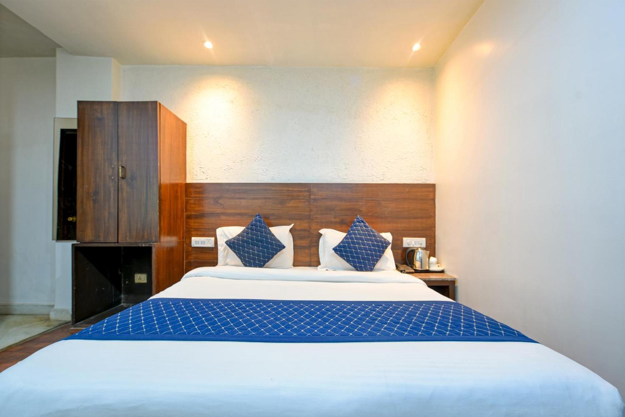 Hotel The Raj At Railway Station 3*